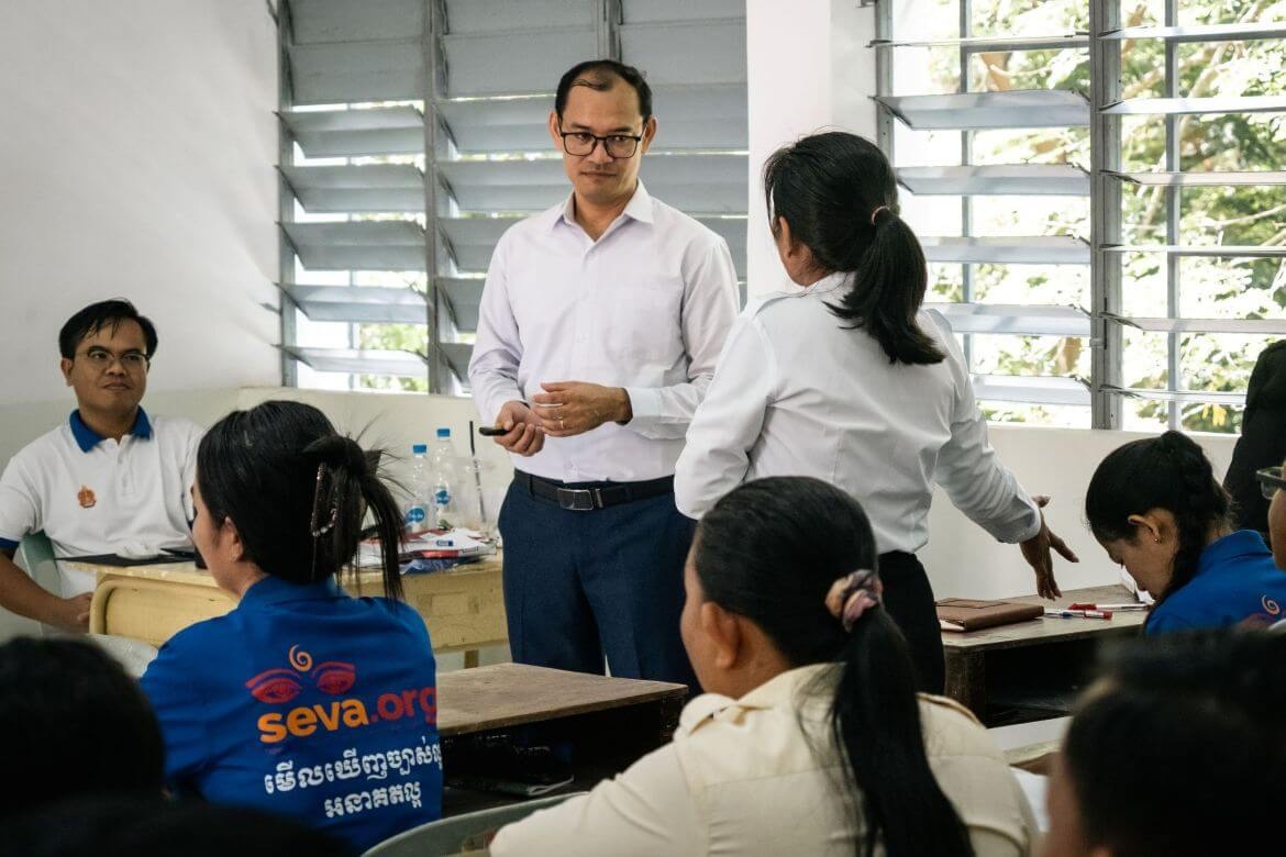 Sophorn Sopheak, Vice Dean, Phnom Penh Teacher Education College; course designer and trainer for teacher continuous professional development, in the training session of a continuous professional development course for teachers. Credit: UNESCO/Yuan Xu