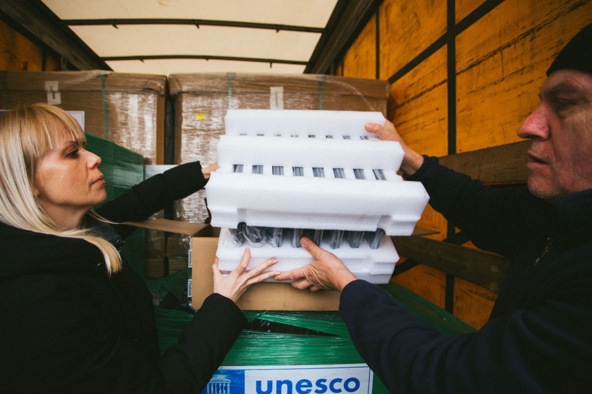 Une livraison de Chromebooks a permis de soutenir les élèves de la région de Dnipro. Crédit : UNESCO/Serhii Kurdiukov