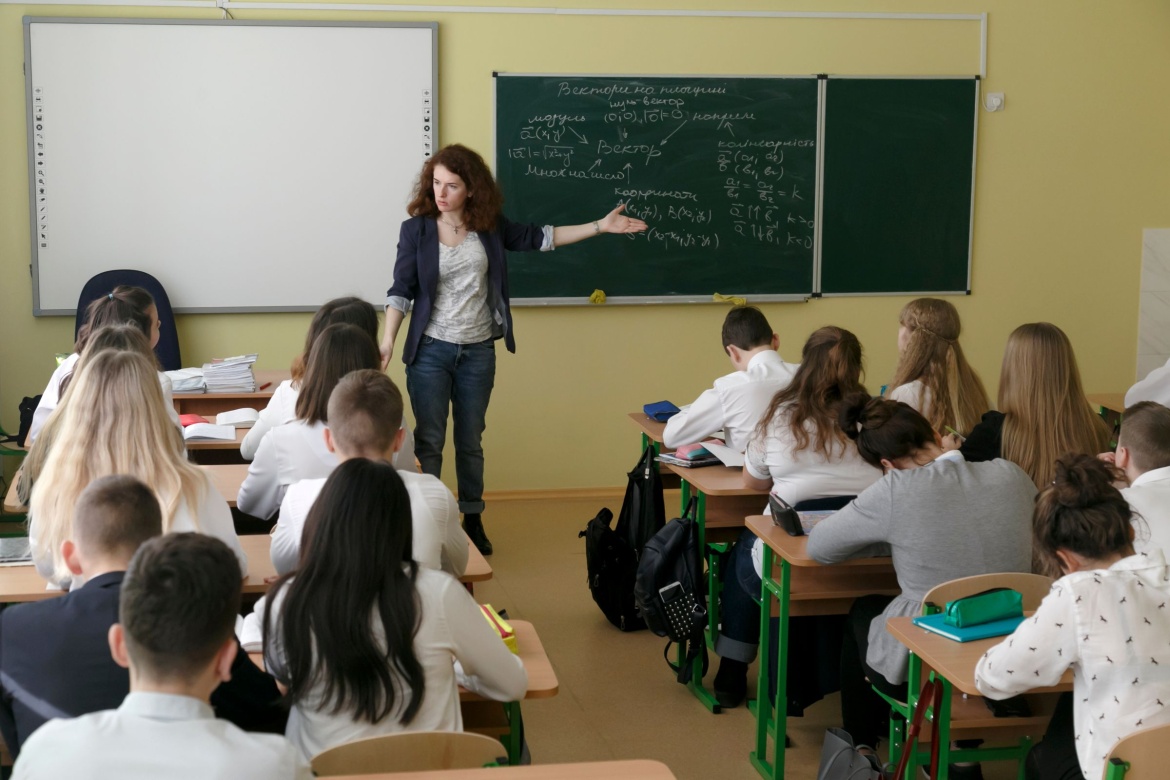 Une enseignante donne un cours de mathématiques à Loutsk, en Ukraine. Crédit : UNESCO