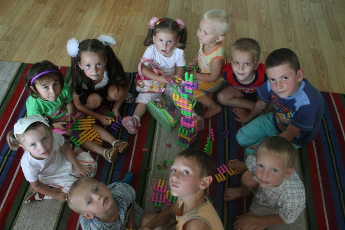 Children build a tower with bloc;s in their pre-school classroom in Moldova. Credit: GPE