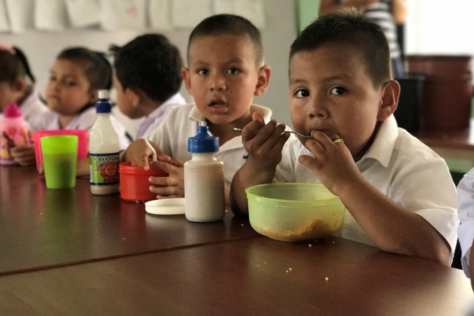 Preschool boys eat lunch after class which was prepared by their mothers. Credit: GPE/Carolina Valenzuela