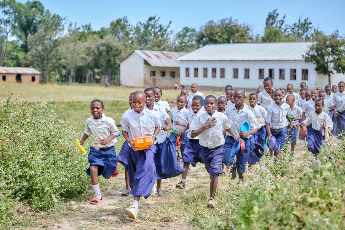 Students at Idugumbi Primary School, Mbeya, Tanzania, take their lunch break. Credit: GPE/Mrutu (Trans.Lieu)